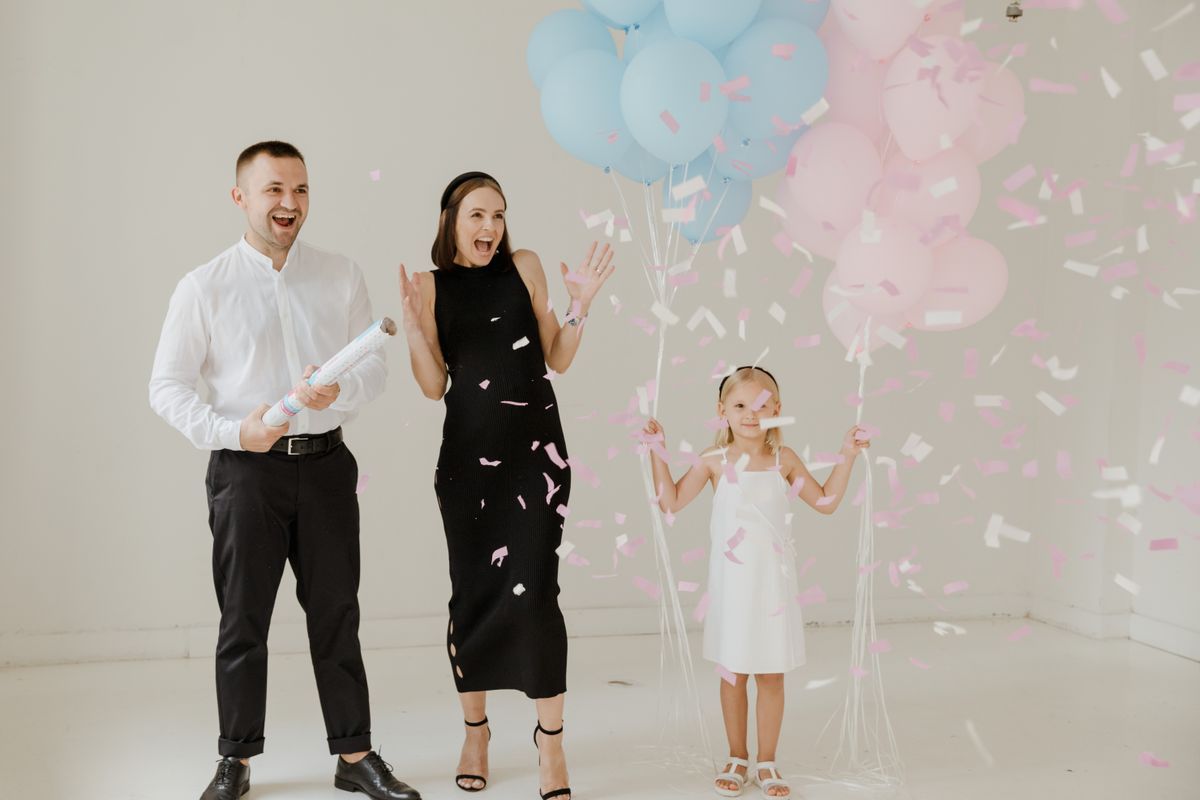 Aile bireyleri evde balonlar ve konfeti eşliğinde cinsiyet öğrenme anını kutluyor