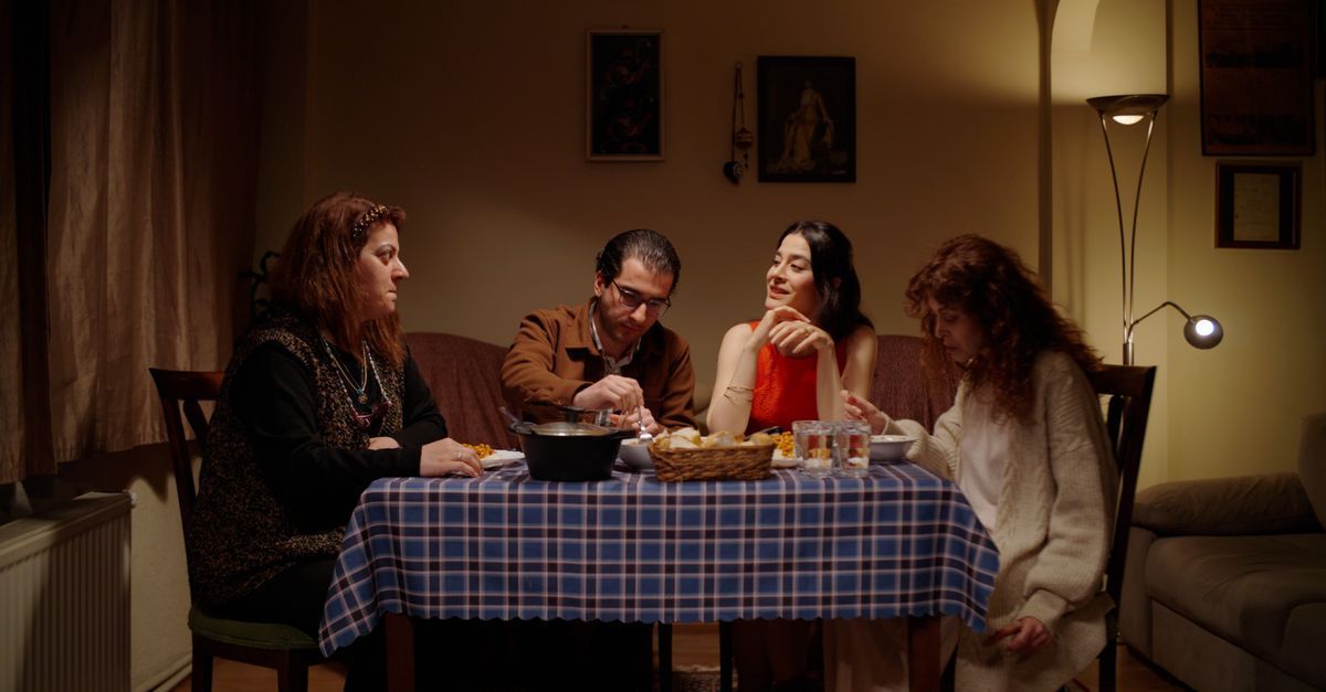 Nişan töreninde konuşma yapmak için bir araya gelen aile büyükleri