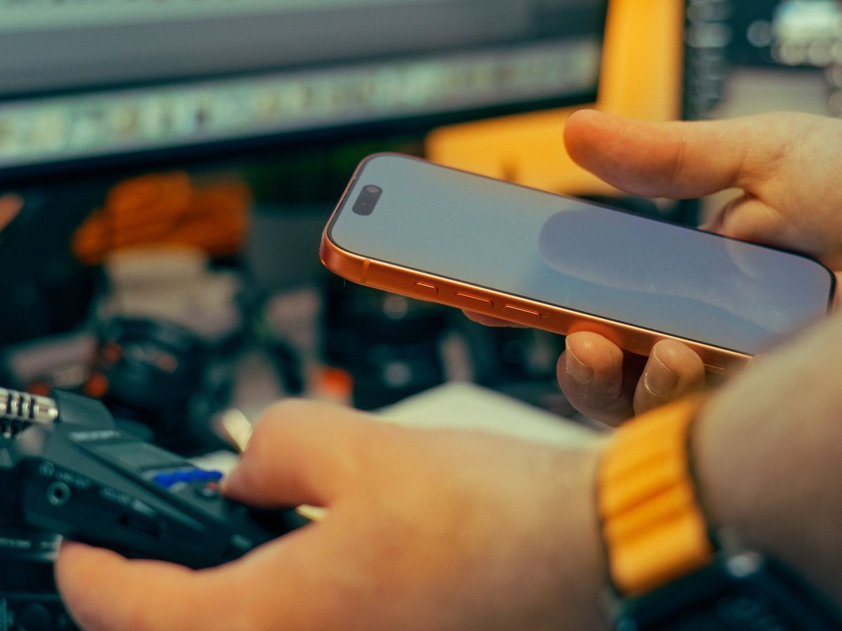 Elde tutulan telefonla sessiz bir odada ses kaydı alınması