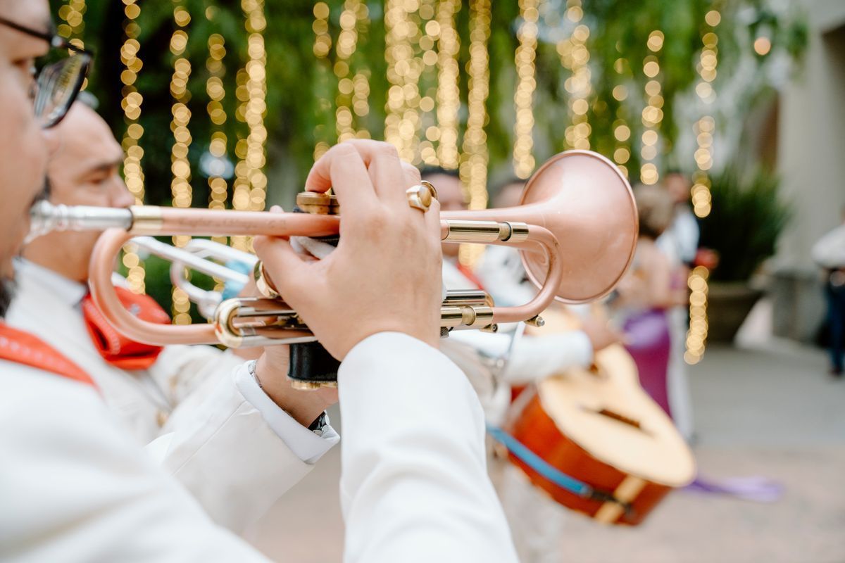 Düğünde canlı müzik yapan sanatçı, sahnede trompet çalıyor