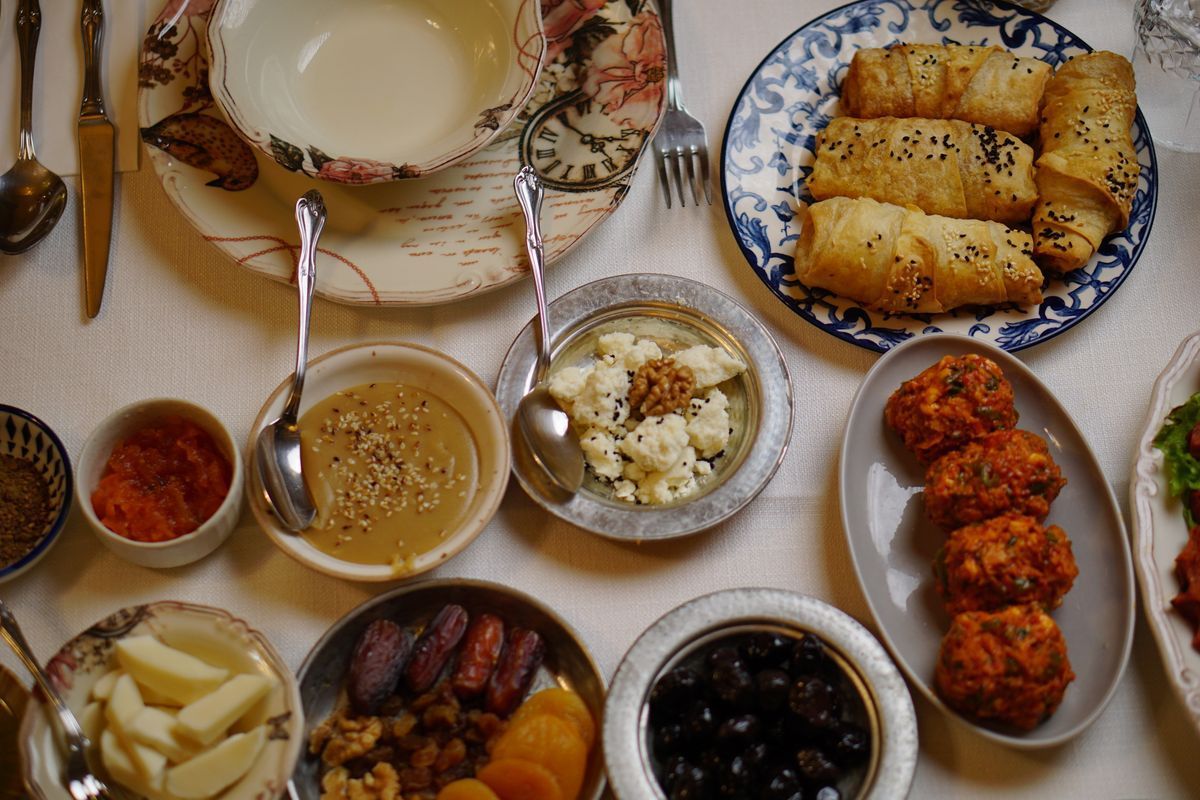 Kız isteme sonrası aile sofrasında çay ve tatlı ikramı