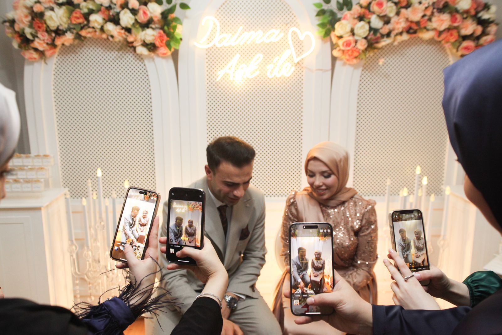 Düğün videosu için hazırlıktan kutlamaya sıralanan fotoğraflar