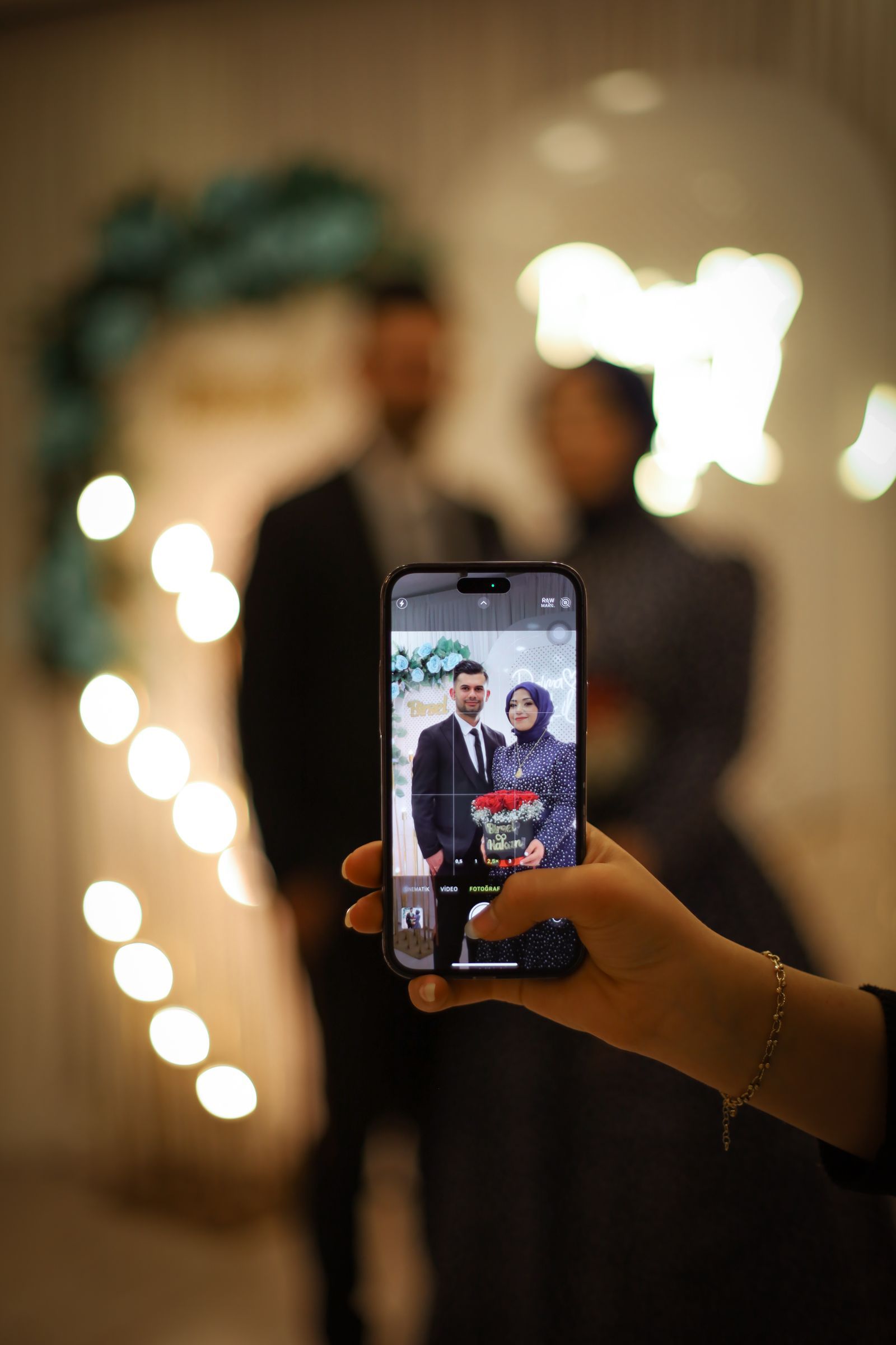 Düğünde telefonlarla çekilen fotoğraf ve videolar